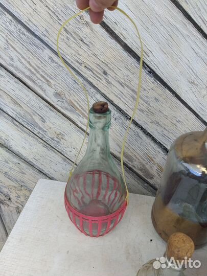 Старинные бутылки и кружка соты