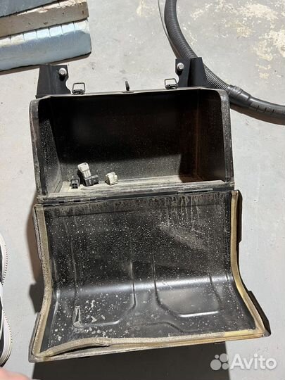 Металлический ящик на грузовой автомобиль