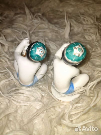 Мальчик узбек с виноградом фарфор