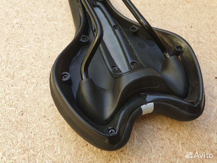 Седло черно-серое с анатомич. отверстием и сеткой