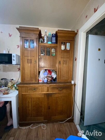 Старинный антикварный шкаф буфет