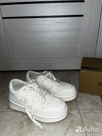 Кроссовки женские белые