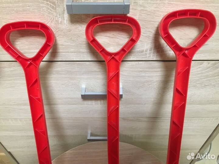 2 лопаты и грабли