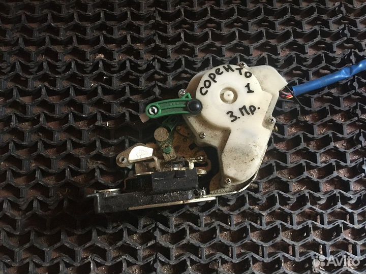 Замок задний правый Kia Sorento