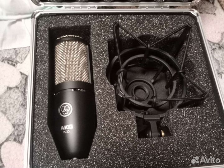 Студийный микрофон akg
