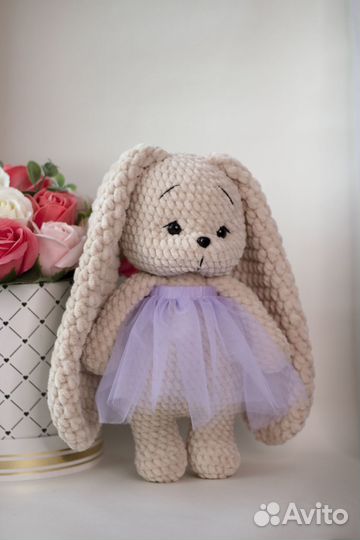Вязаная мягкая игрушка зая в юбке