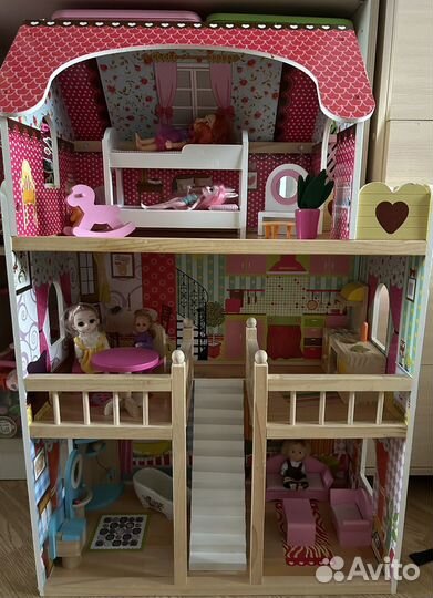 Кукольный домик с мебелью и куклами