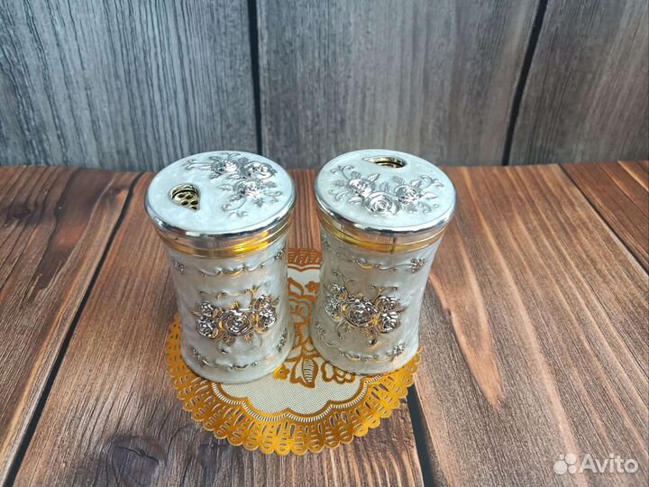 Солонка и перечница в разных цветах