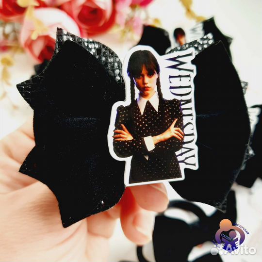 Бантики с Уэнсдэй