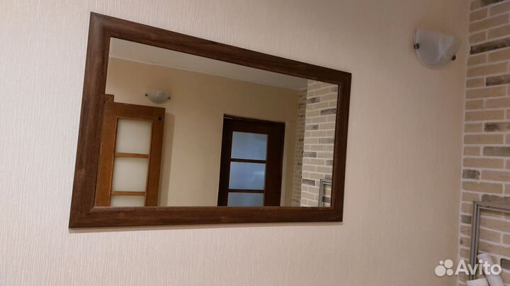 Зеркало в деревянной раме