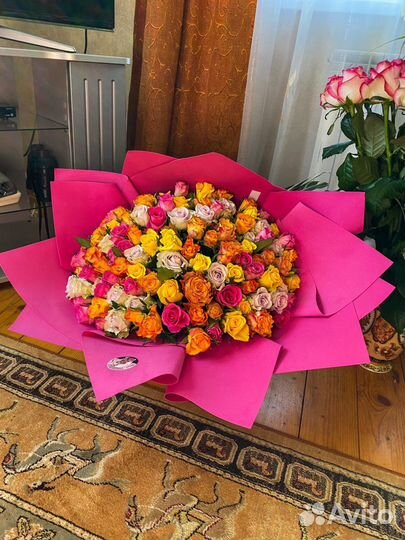 101 роза в дизайнерской упаковке