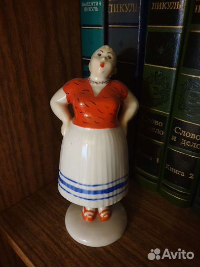 Статуэтка фарфоровая 16 см