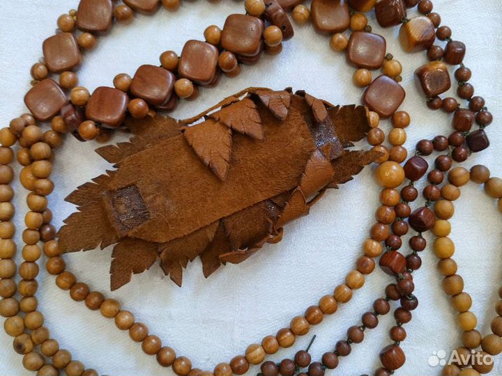 Брошь и бусы