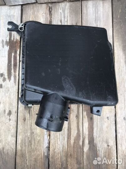 Корпус воздушного фильтра Toyota Land Cruiser 200