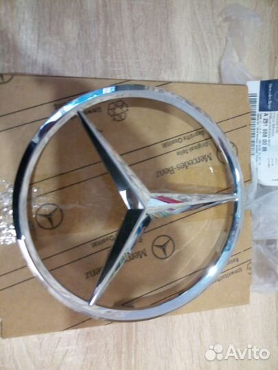 Знак на решетку радиатора Мерседес