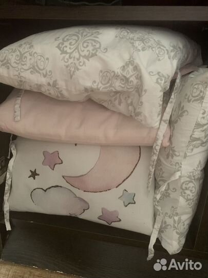 Детская кроватка с маятником