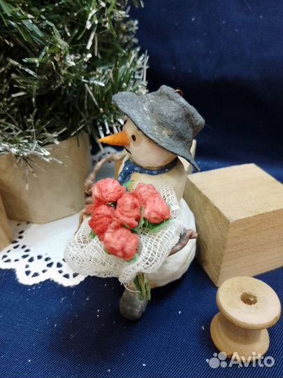 Снеговик с букетом роз