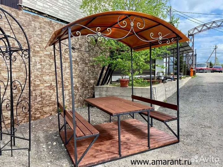 Со столом и лавками