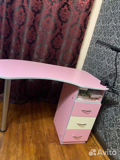 Маникюрный стол