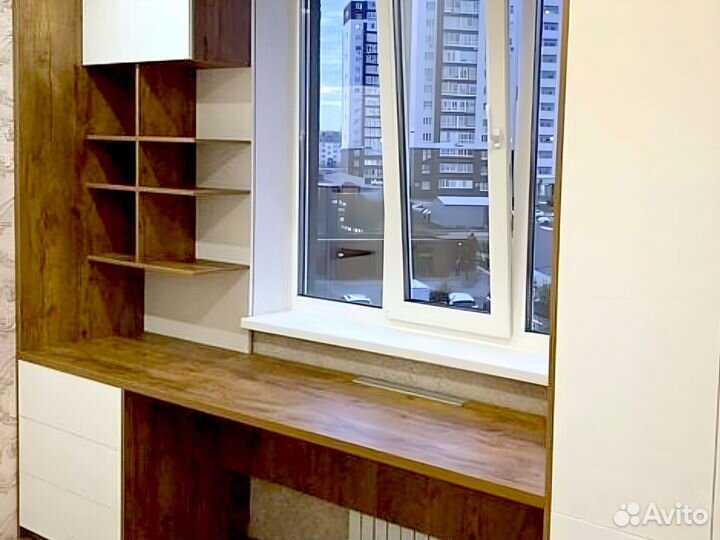 Школьный стол для двоих у окна