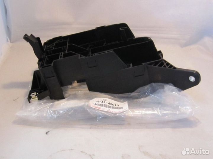 Блок предохранителей toyota RAV4 8274142010
