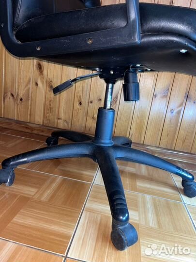 Офисное кожаное кресло