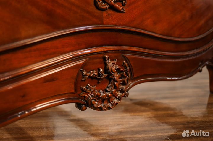 Роскошная старинная резная двуспальная кровать