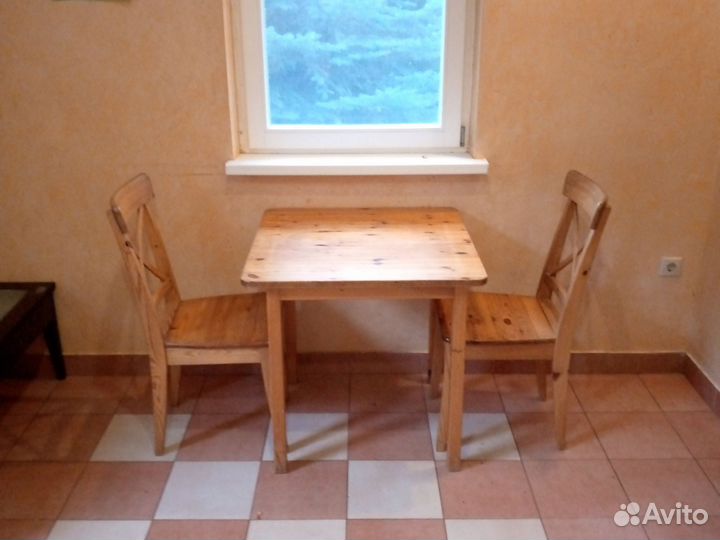 Кухонный стол и стулья