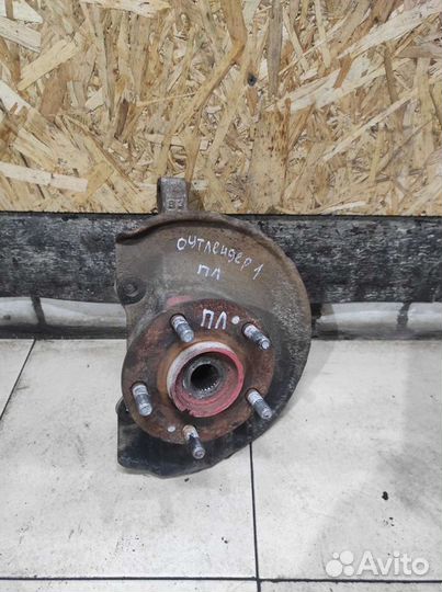 Кулак передний левый Mitsubishi Outlander 1