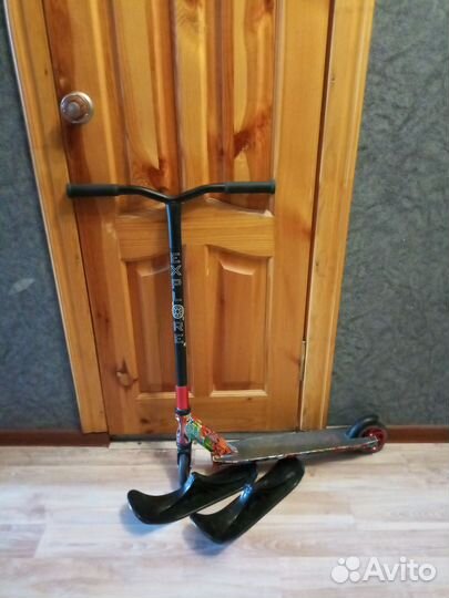 Самокат снегокат с лыжами трюковой
