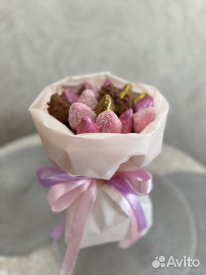 Клубника в шоколаде с цветами