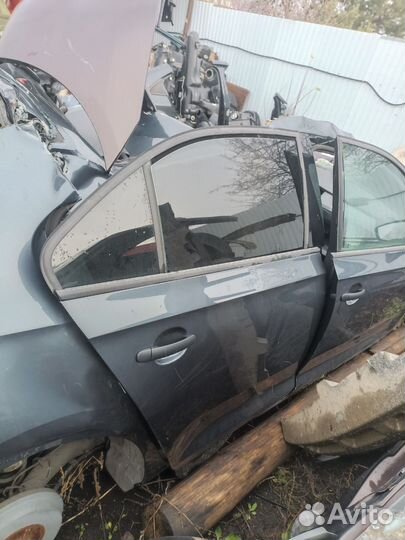 Передняя правая дверь skoda rapid