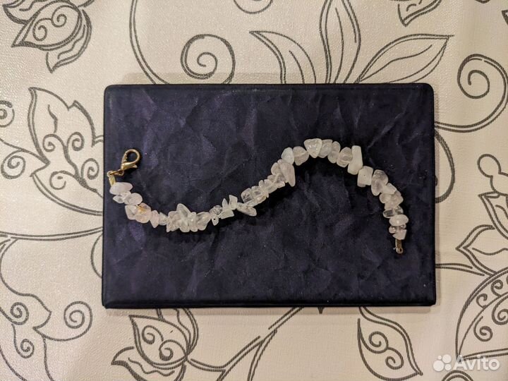 Браслет из розовых камешков