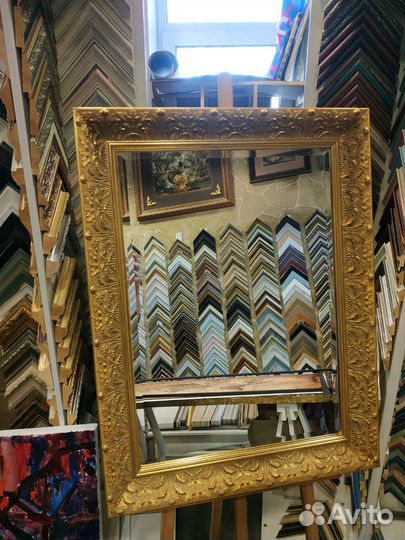 Зеркало в деревянной раме