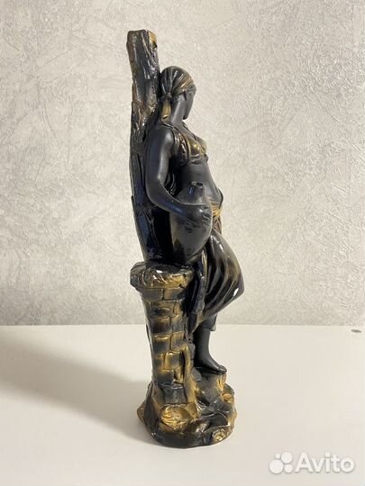 Статуэтка девушка с кувшином