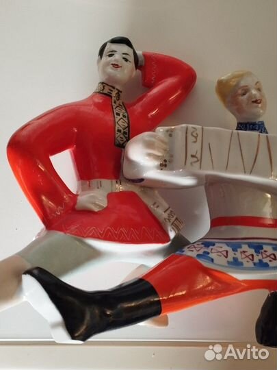 Фарфоровая статуэтка Русский перепляс