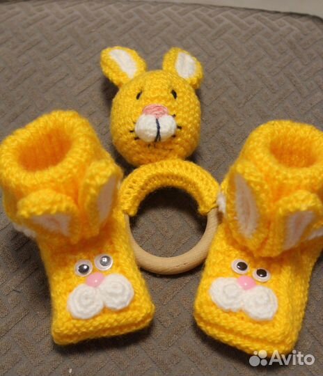 Набор погремушка вязаная+ вязаные пинетки