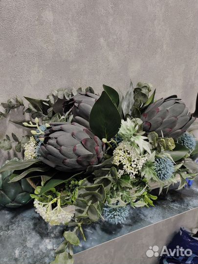 Композиция из искусственных цветов