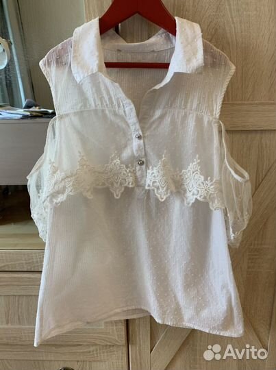 Блуза с кружевными рукавами