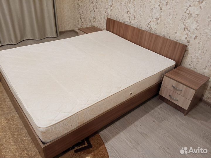 Кровать и две тумбочки