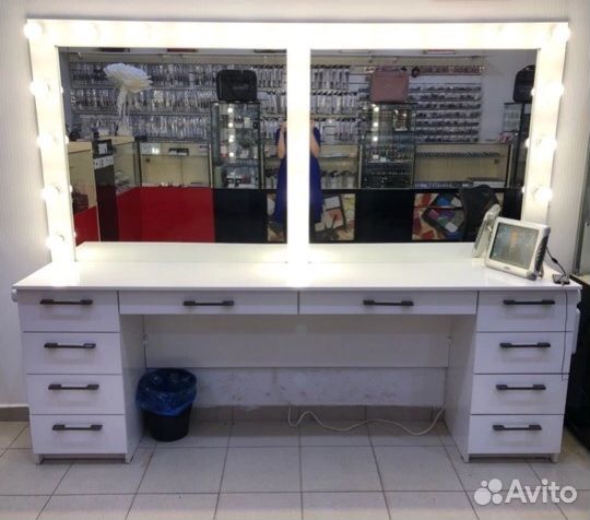 Стол с зеркалом для визажиста