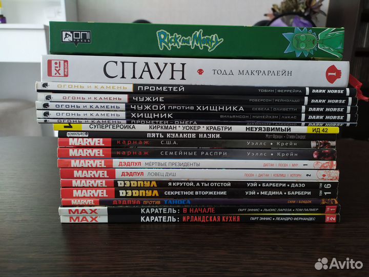 Книги (Пелевин, Прилепин, поэзия, комиксы)