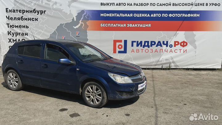 Кронштейн передней балки левый Opel Astra (H) 3020