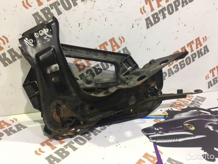 Шкода Октавия Кронштейн крепления фары левый