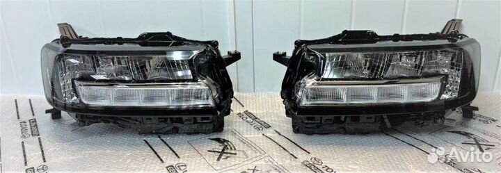 Фары Toyota Land Cruiser 300 2021-2023