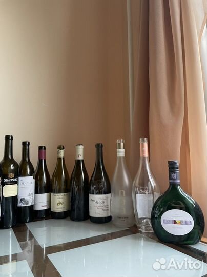 Пустые бутылки из-под вина