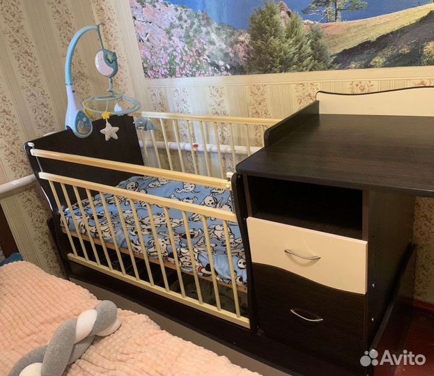 Кроватка детская с маятником