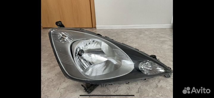Фара передняя правая Honda fit 07-10