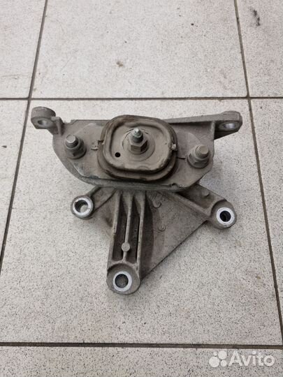 Подушка коробки Рено Дастер 13 год