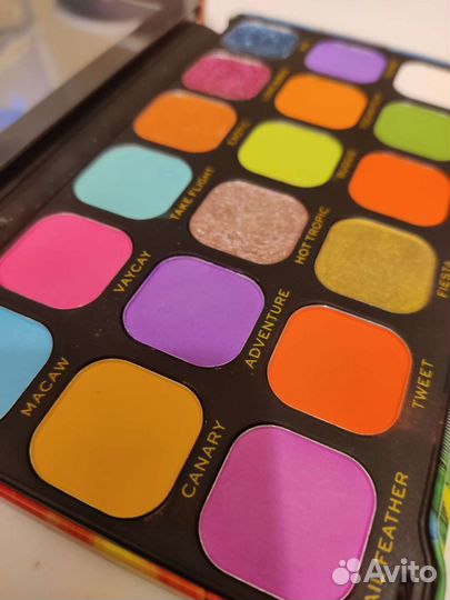 Палетка теней Makeup Revolution Bird of paradise